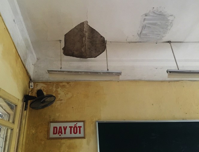 Mảng vữa trần nhà rơi, học sinh ở Hà Nội tháo chạy - ảnh 11
