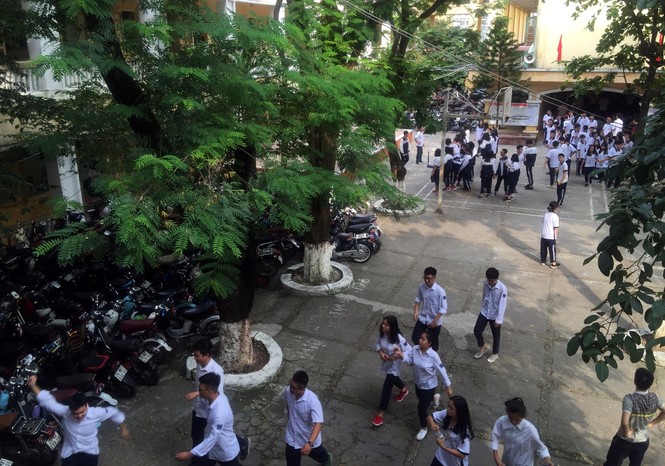 Mảng vữa trần nhà rơi, học sinh ở Hà Nội tháo chạy - Ảnh 14.