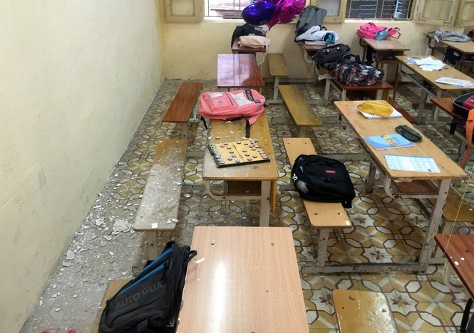 Mảng vữa trần nhà rơi, học sinh ở Hà Nội tháo chạy - Ảnh 2.