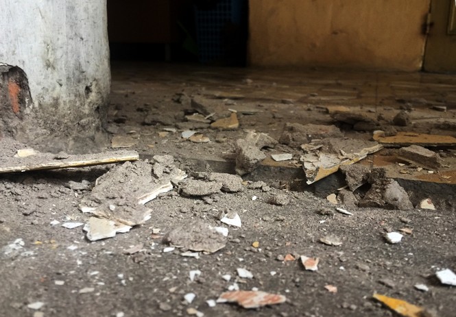 Mảng vữa trần nhà rơi, học sinh ở Hà Nội tháo chạy - ảnh 8