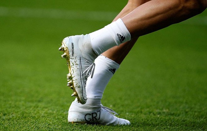 Ronaldo diện giày vàng trong ngày khoe Quả Bóng Vàng - ảnh 1