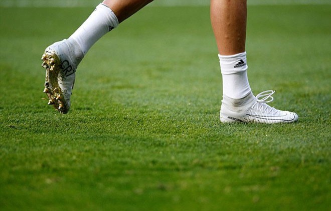 Ronaldo diện giày vàng trong ngày khoe Quả Bóng Vàng - ảnh 2