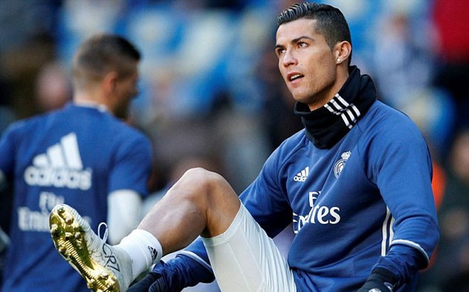 Ronaldo diện giày vàng trong ngày khoe Quả Bóng Vàng - ảnh 4