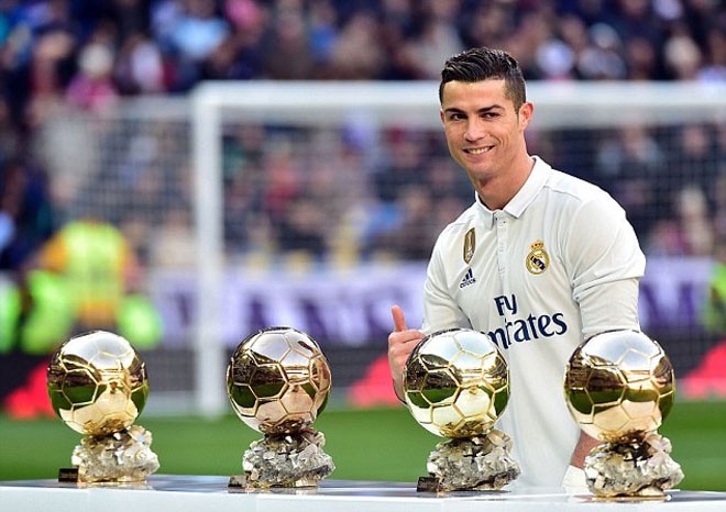 Ronaldo diện giày vàng trong ngày khoe Quả Bóng Vàng - ảnh 5