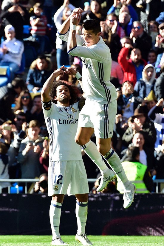 Ronaldo diện giày vàng trong ngày khoe Quả Bóng Vàng - ảnh 6