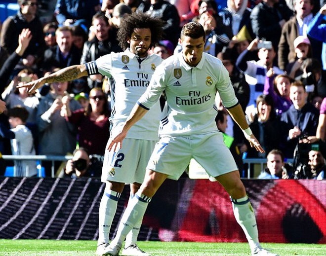 Ronaldo diện giày vàng trong ngày khoe Quả Bóng Vàng - ảnh 7