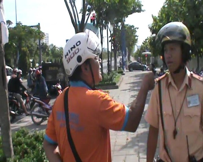 Ném điện thoại, tấn công CSGT khi bị yêu cầu đo nồng độ cồn - ảnh 2