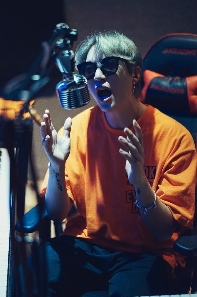 ‘Người lạ ơi’ vượt 100 triệu views soán ngôi ‘Em gái mưa’ - ảnh 1