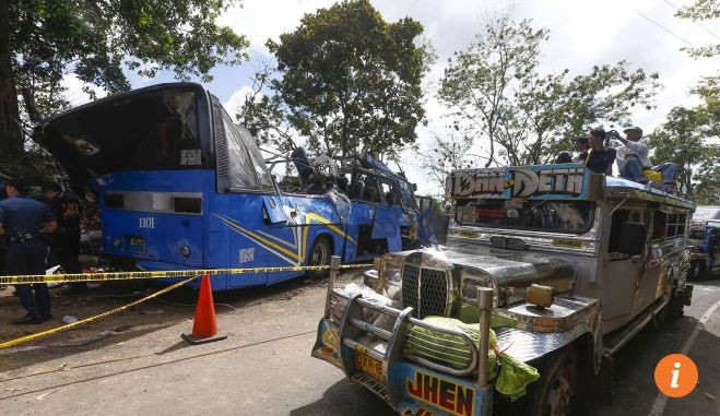 Xe bus đâm cột điện, 14 người chết thảm - ảnh 1