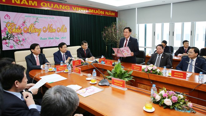 Phó Thủ tướng Chính phủ Vương Đình Huệ thăm, chúc Tết NHCSXH - ảnh 1
