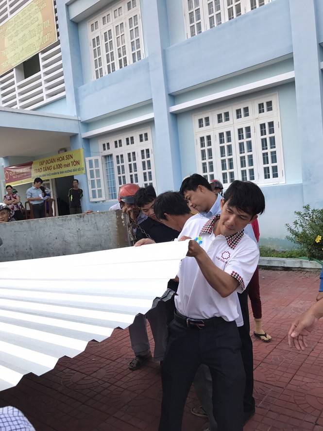 Tập đoàn Hoa Sen tặng 6.100 mét tôn cho bà con vùng lũ - ảnh 1