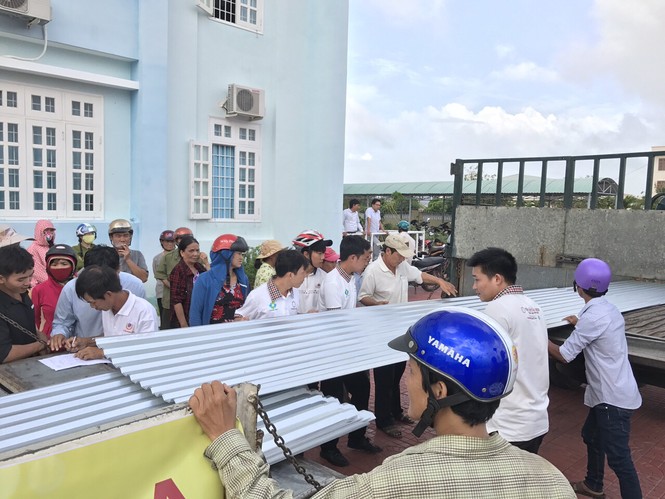 Tập đoàn Hoa Sen tặng 6.100 mét tôn cho bà con vùng lũ - ảnh 2