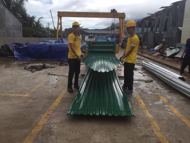 Tập đoàn Hoa Sen tặng 6.100 mét tôn cho bà con vùng lũ - ảnh 3