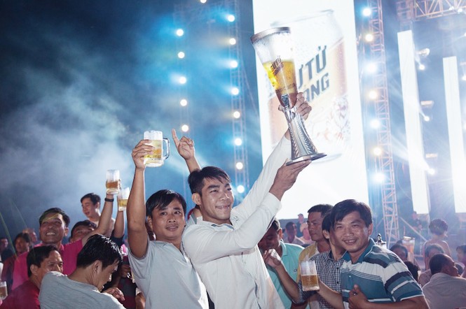 5.000 người đội mưa tham dự “Lễ hội bia Sư Tử Trắng – Nâng ly vì chí lớn” - ảnh 1