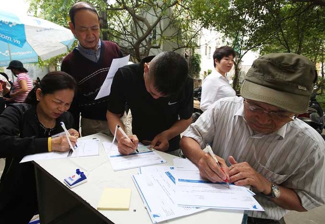 Người dân đổ xô đi cập nhật thông tin cho thuê bao điện thoại - ảnh 6