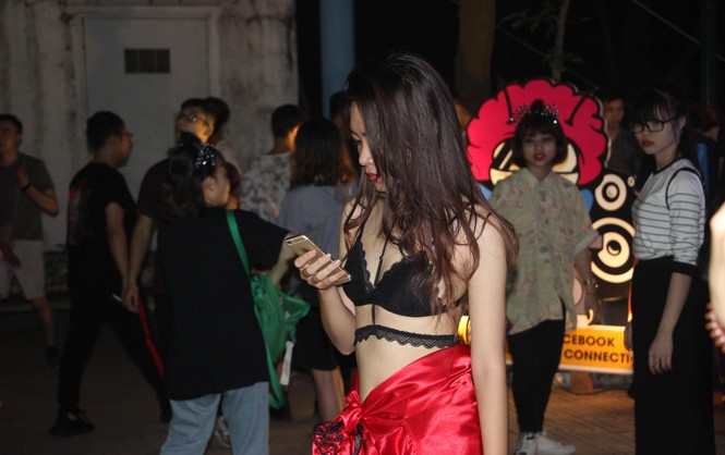 Giới trẻ Hà Nội mặc sexy 'quẩy' trong đêm Halloween - ảnh 13