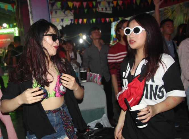 Giới trẻ Hà Nội mặc sexy 'quẩy' trong đêm Halloween - ảnh 12