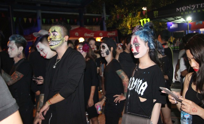 Giới trẻ Hà Nội mặc sexy 'quẩy' trong đêm Halloween - ảnh 9