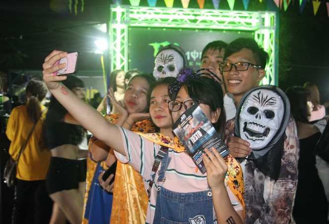 Giới trẻ Hà Nội mặc sexy 'quẩy' trong đêm Halloween - ảnh 7
