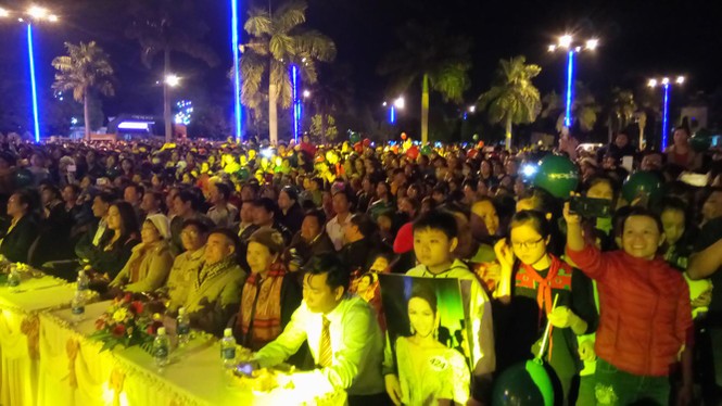 Hoa hậu Hoàn vũ trao học bổng cho học sinh quê nhà - ảnh 2