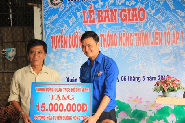 Tặng quà gia đình chính sách huyện Hóc Môn, TPHCM - ảnh 2