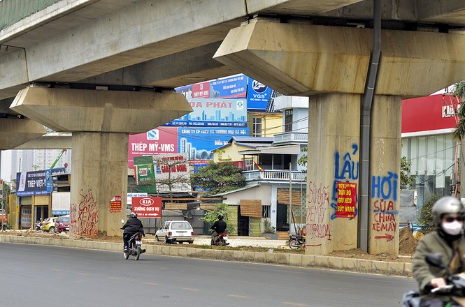 Đường sắt trên cao lem nhem vì decal quảng cáo - ảnh 3