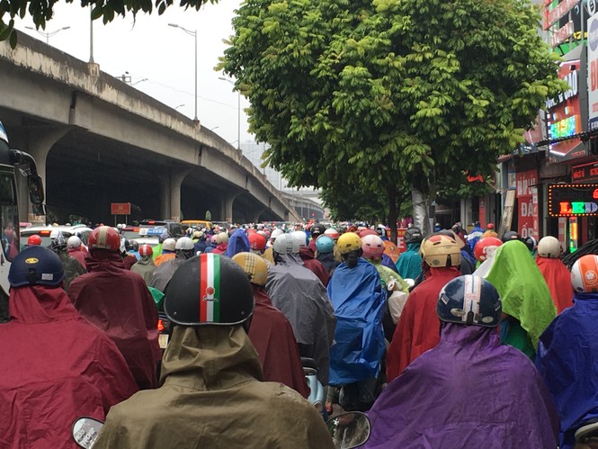Đường Hà Nội ùn tắc trong mưa vào sáng đầu tuần - Ảnh 1.