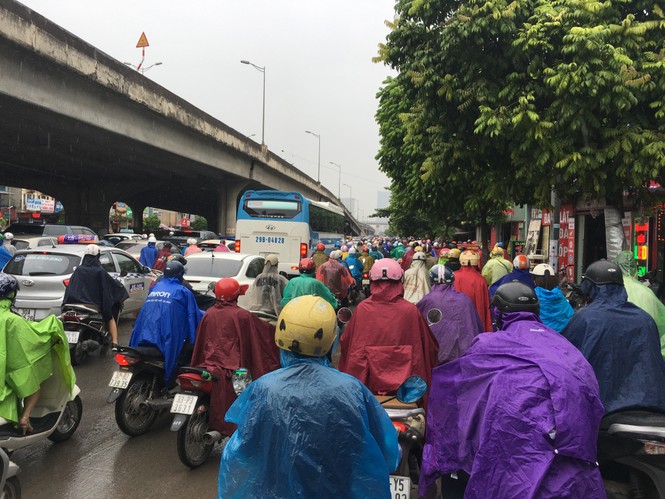 Đường Hà Nội ùn tắc trong mưa vào sáng đầu tuần - Ảnh 4.