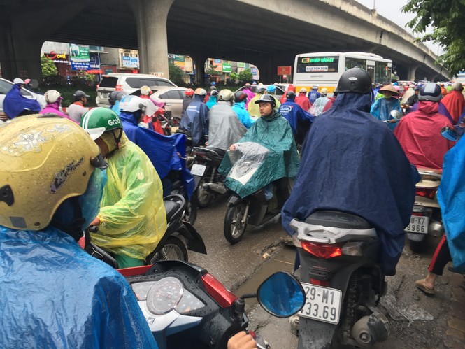 Đường Hà Nội ùn tắc trong mưa vào sáng đầu tuần - Ảnh 5.