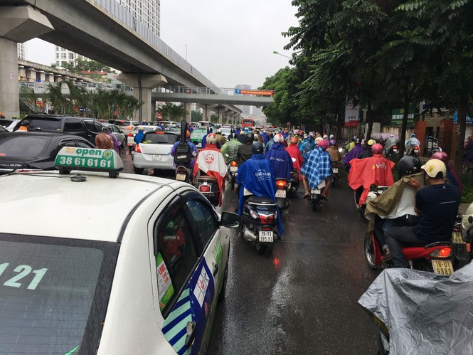 Đường Hà Nội ùn tắc trong mưa vào sáng đầu tuần - Ảnh 3.