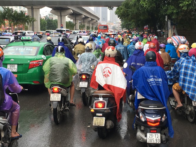 Đường Hà Nội ùn tắc trong mưa vào sáng đầu tuần - Ảnh 2.