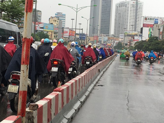 Đường Hà Nội ùn tắc trong mưa vào sáng đầu tuần - Ảnh 8.