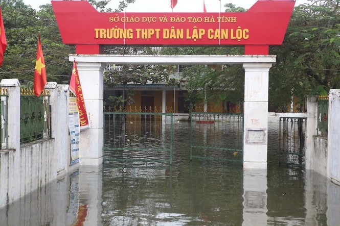 Hà Tĩnh: 10.000 học sinh ở rốn lũ Hương Khê chưa thể đến trường - ảnh 1