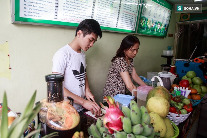 Vợ nghệ sĩ Hán Văn Tình bán nước hoa quả mưu sinh - ảnh 1