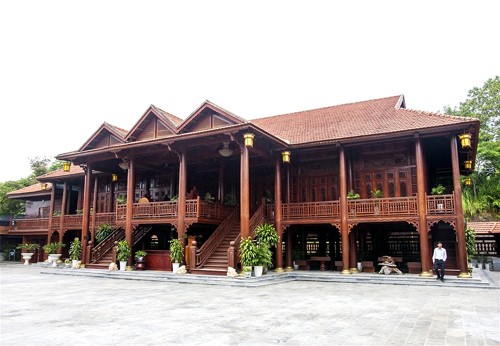 Cận cảnh ngôi nhà gỗ lim có giá 200 tỷ của đại gia Điện Biên - ảnh 1