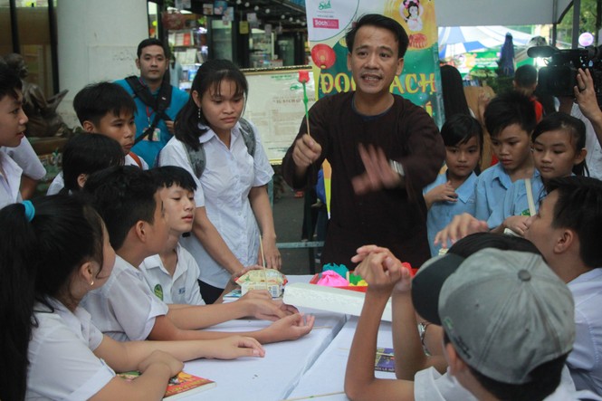 Hàng trăm bạn nhỏ thỏa thích tham gia sân chơi Trung thu tại Đường sách TPHCM - ảnh 12