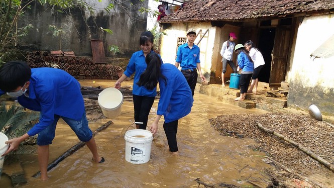 Nhiều hoạt động giúp dân vùng lũ khắc phục khó khăn - ảnh 1