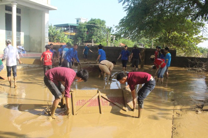 Nhiều hoạt động giúp dân vùng lũ khắc phục khó khăn - ảnh 3