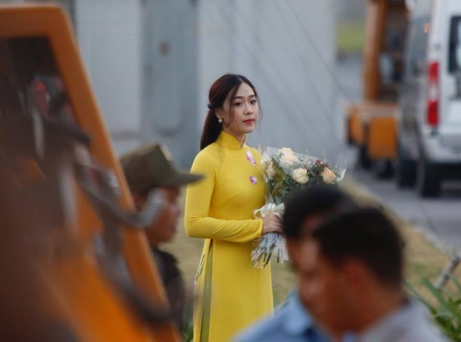 Thiếu nữ tặng hoa Tổng thống Trump ở Hà Nội