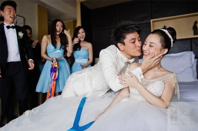 Showbiz 13/2: Trần Bảo Sơn lặng lẽ bên cạnh Trương Ngọc Ánh ngày tang lễ - ảnh 2