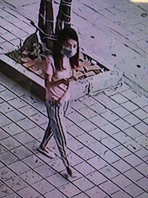 Camera ghi cảnh cô gái trộm xe LX - ảnh 1