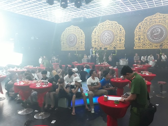 Phát hiện hơn 200 dân chơi tại quán bar lúc rạng sáng - ảnh 1