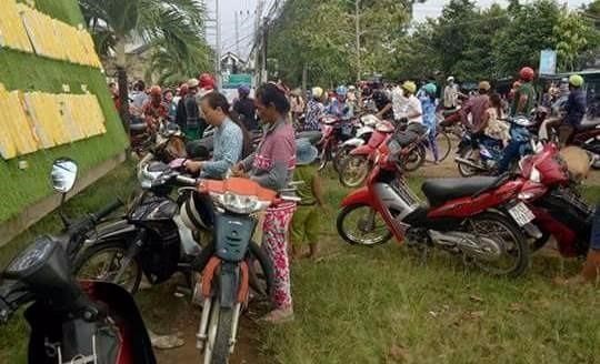 Dân vây bắt 4 phụ nữ vì nghi bắt cóc trẻ ở cổng trường - ảnh 1