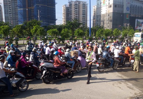 Ông Tây 'giải cứu' kẹt xe ở Sài Gòn - ảnh 1