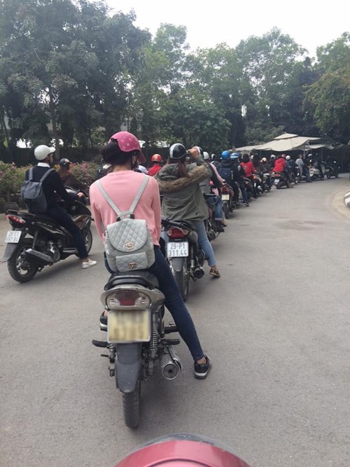 Bức ảnh đáng suy ngẫm, sinh viên xếp hàng dài trật tự ở bãi xe - ảnh 2