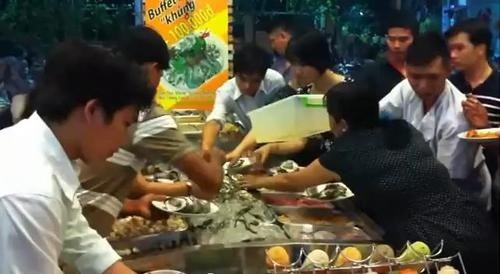 Bức ảnh đáng suy ngẫm, sinh viên xếp hàng dài trật tự ở bãi xe - ảnh 4