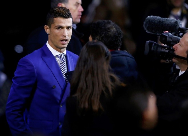 Ronaldo đưa bạn gái mới đi nhận giải thưởng của FIFA - ảnh 1