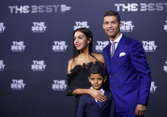 Ronaldo đưa bạn gái mới đi nhận giải thưởng của FIFA - ảnh 2