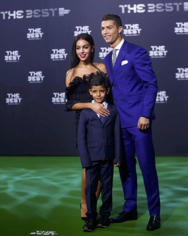 Ronaldo đưa bạn gái mới đi nhận giải thưởng của FIFA - ảnh 3