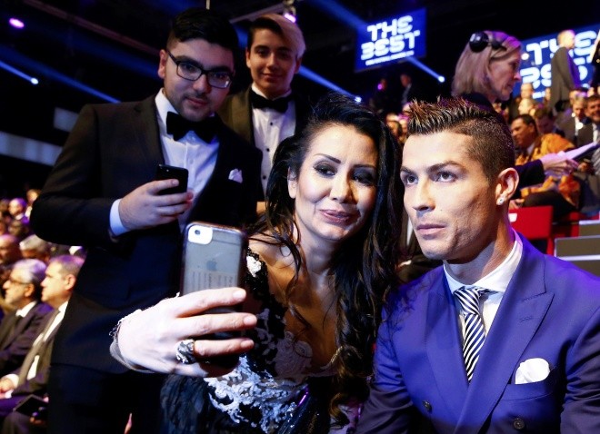 Ronaldo đưa bạn gái mới đi nhận giải thưởng của FIFA - ảnh 4